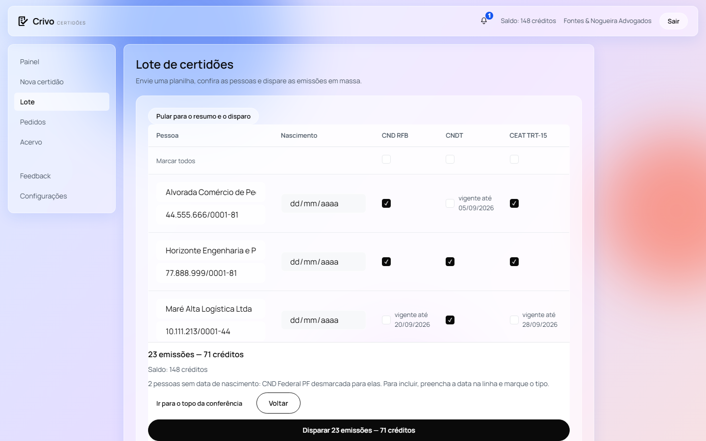 Tela de lote do Crivo Certidões com a planilha conferida: pessoas com documento, nome e os tipos de certidão marcados, e o total de emissões e créditos antes de disparar.